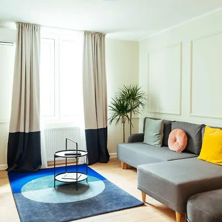 Classy - Old Town Бухарест